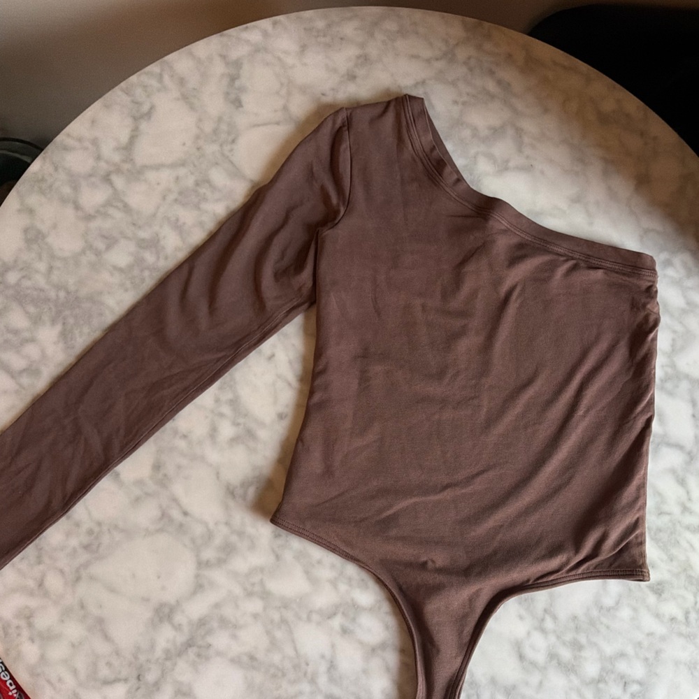 Clyque One Shoulder Long Sleeve Bodysuit in Chocolate Brown Everyday Basic - Picture 5 of 10